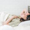 ベットで横たわる女性|不眠症と自律神経の関係とは？質の良い睡眠を取り戻す方法