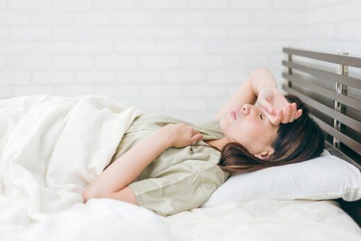 ベットで横たわる女性|不眠症と自律神経の関係とは？質の良い睡眠を取り戻す方法