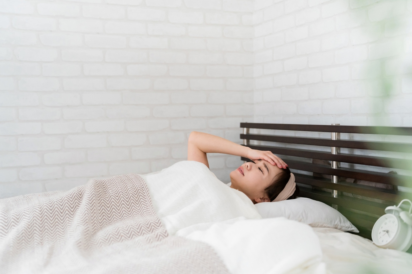 睡眠や動悸などの不調を感じる女性｜更年期障害と自律神経失調症の違いとは？症状の見分け方
