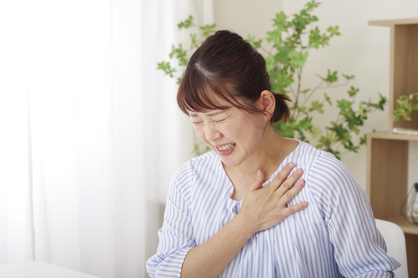 更年期にみられるほてりや発汗などの体調変化｜更年期障害と自律神経失調症の違いとは？症状の見分け方