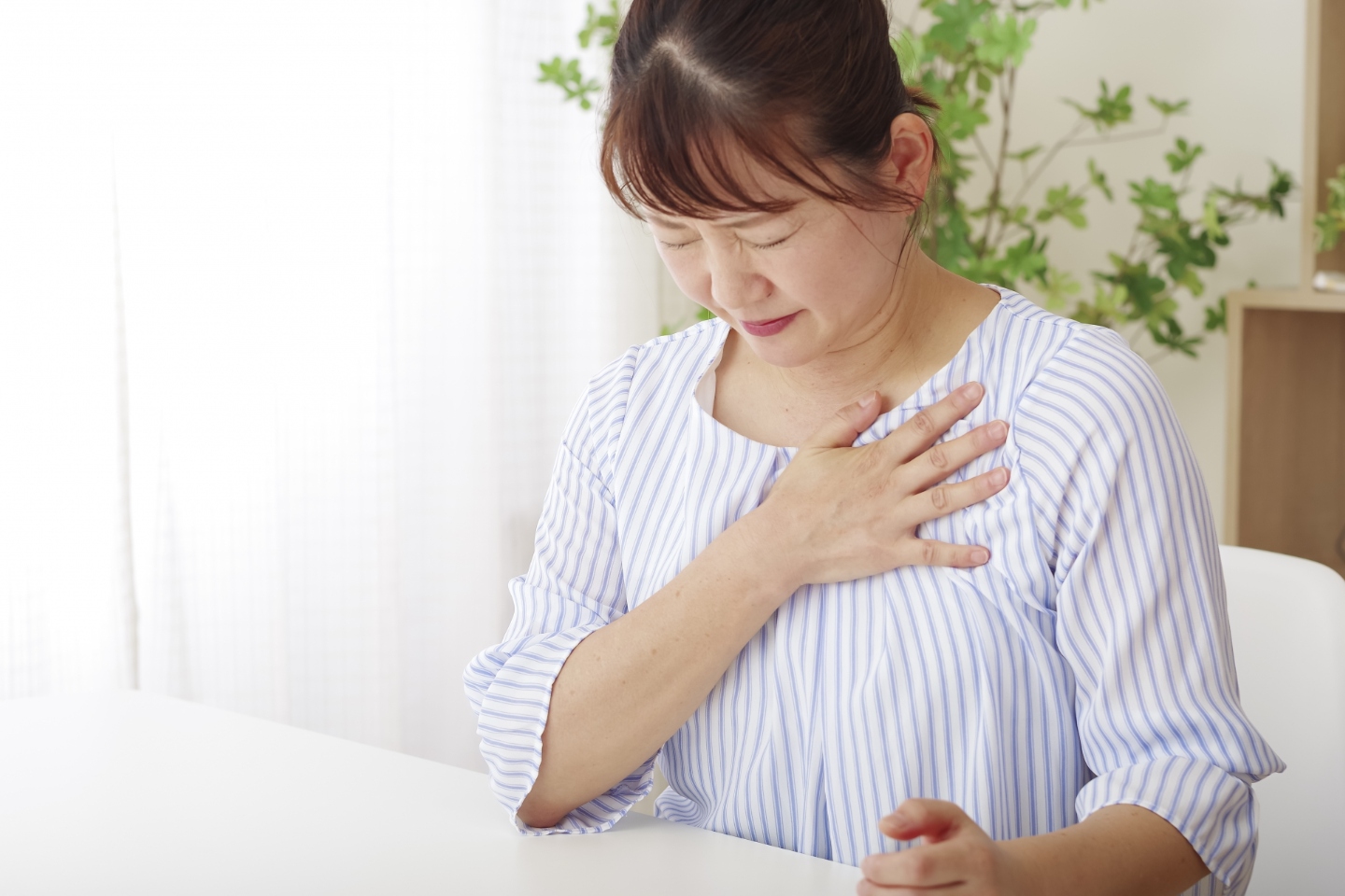 めまいや動悸など複数の体調不良を感じる女性｜突然のめまいやふらつき…それは自律神経の乱れが原因かも？