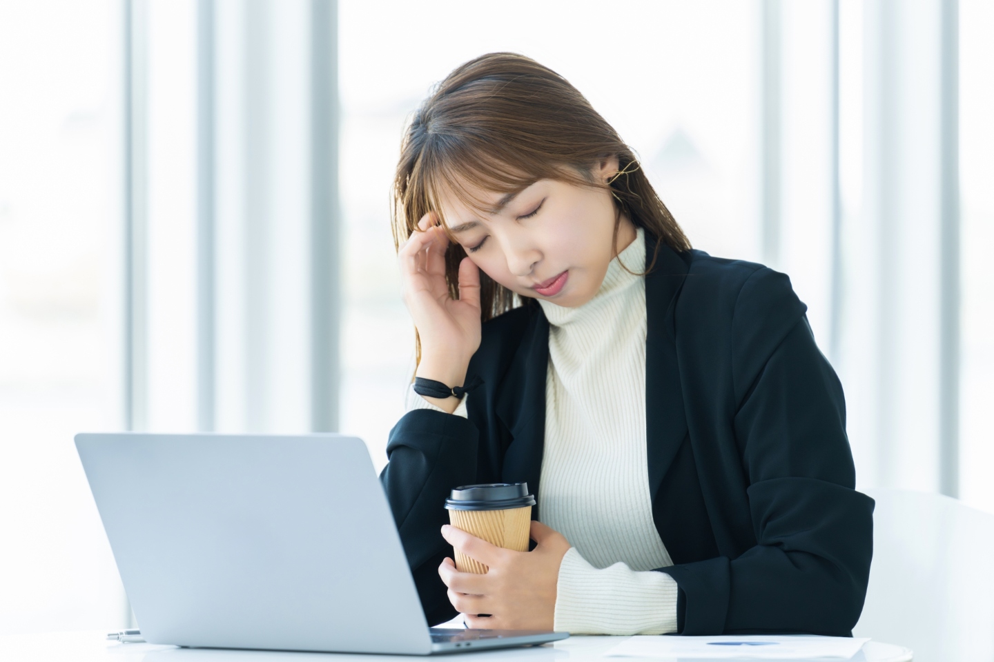 疲労感に悩む女性｜炎症性腸疾患（IBD）に悩まれている方へ｜当事者である院長が解説