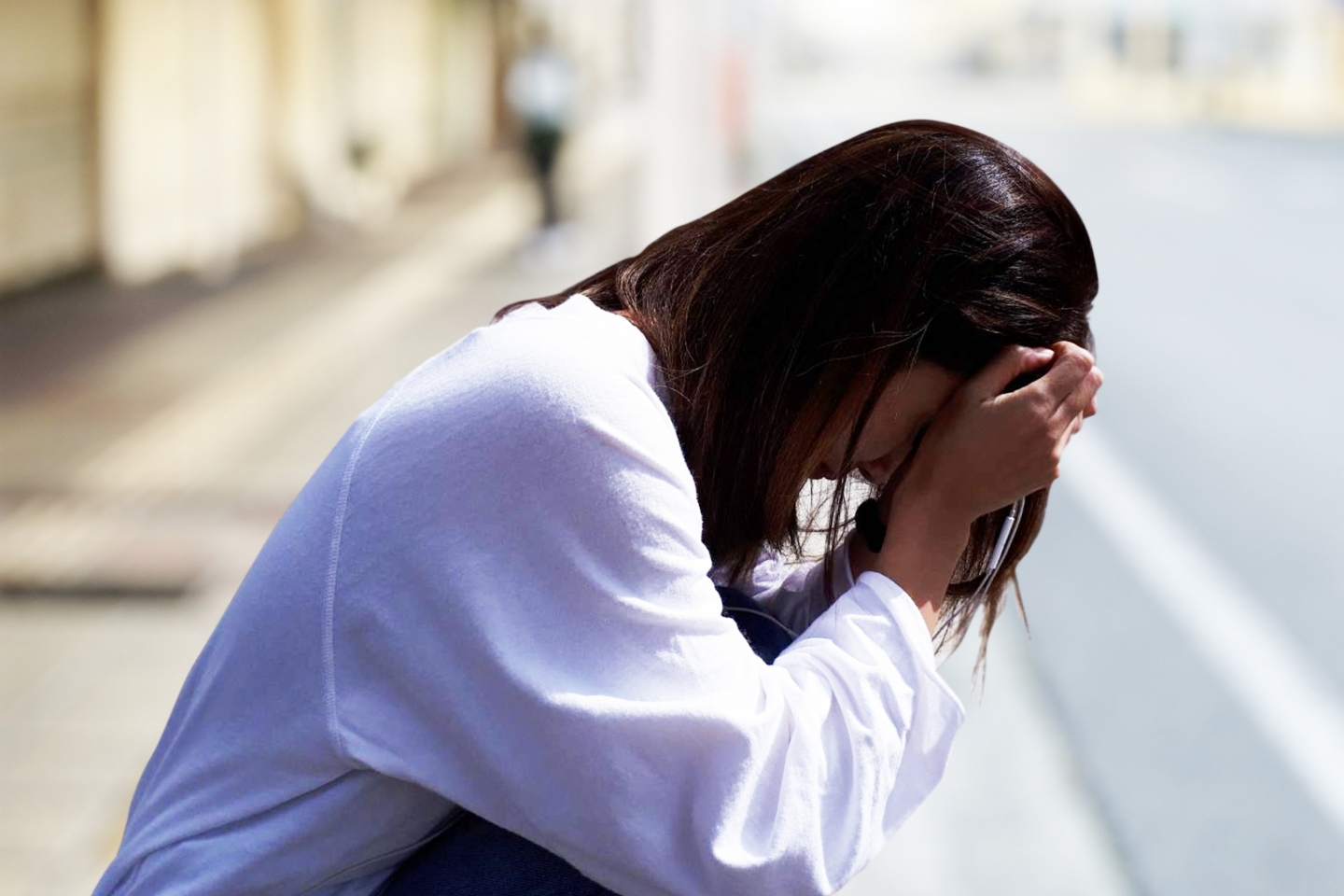 突然のめまいやふらつきに不安を感じる女性｜突然のめまいやふらつき…それは自律神経の乱れが原因かも？
