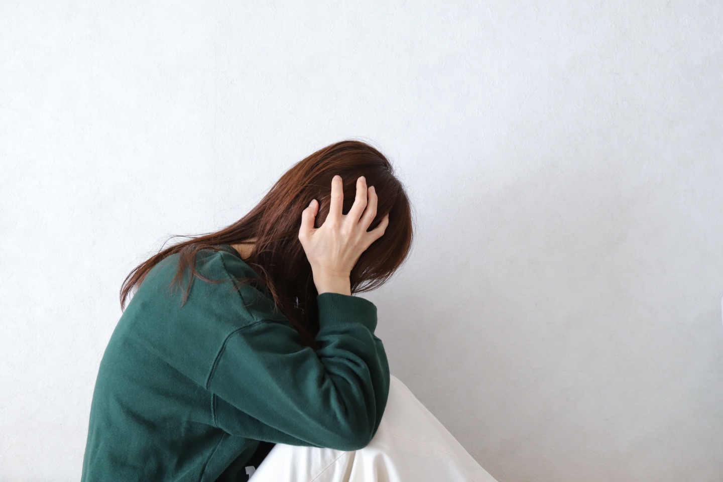 しんどくて頭を抱える女性 鍼灸がメンタルにも効く理由 脳と自律神経のつながりとは?