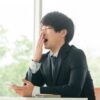 疲れてあくびをする男性｜寝ても疲れが取れないのは自律神経のせい？改善方法を解説