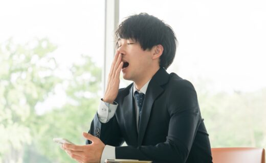 疲れてあくびをする男性｜寝ても疲れが取れないのは自律神経のせい？改善方法を解説