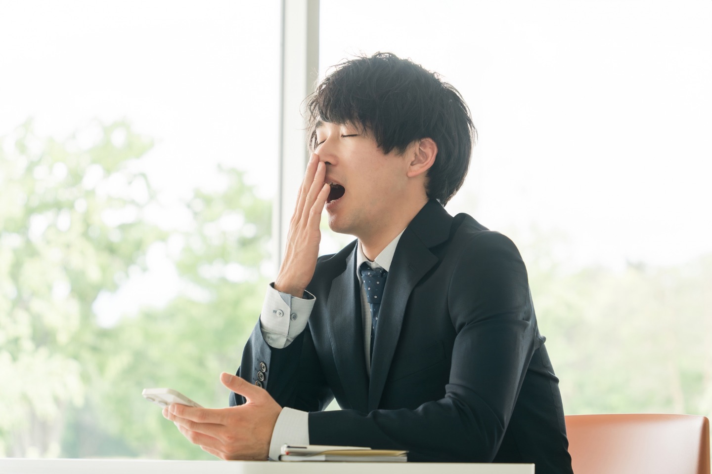疲れてあくびをする男性｜寝ても疲れが取れないのは自律神経のせい？改善方法を解説
