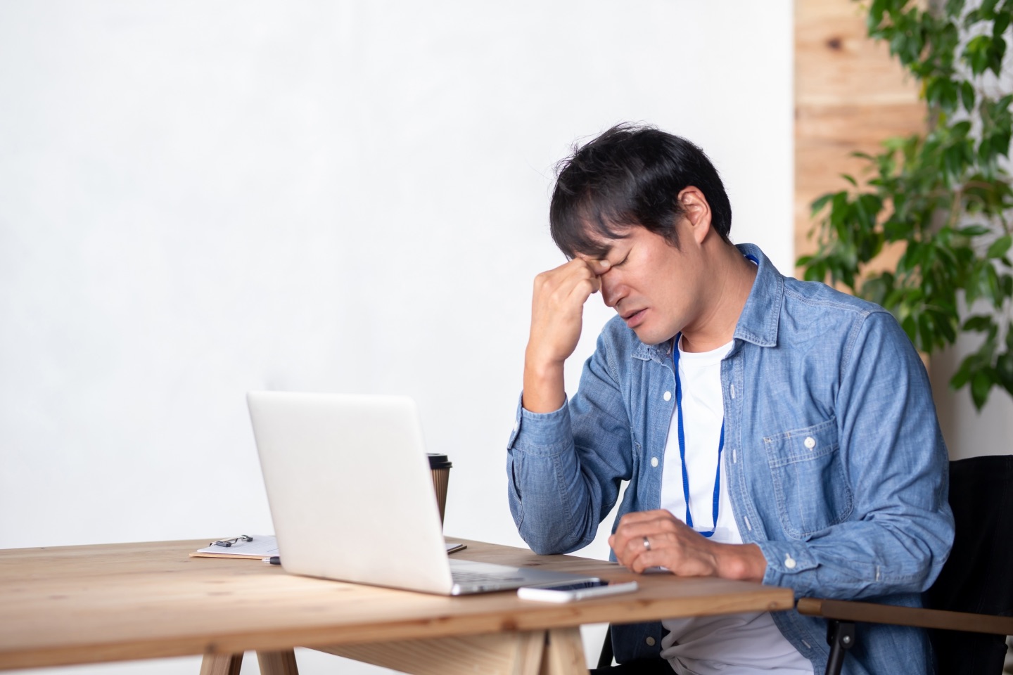 眼精疲労男性|ひどい眼精疲労…簡単ケア5選|鍼灸治療でも改善可能