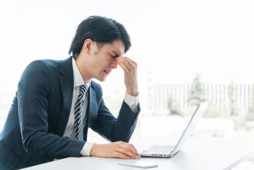 目が辛い男性｜ひどい眼精疲労…簡単ケア5選｜鍼灸治療でも改善可能