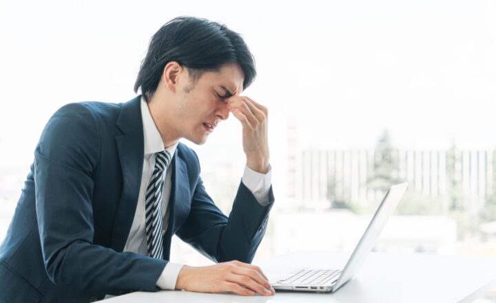 目が辛い男性｜ひどい眼精疲労…簡単ケア5選｜鍼灸治療でも改善可能