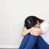 しんどい女性/自律神経失調症とは？原因・症状・改善策を徹底解説