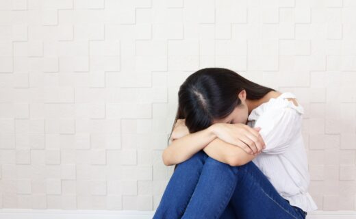しんどい女性/自律神経失調症とは？原因・症状・改善策を徹底解説