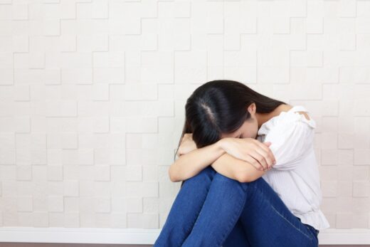 しんどい女性/自律神経失調症とは？原因・症状・改善策を徹底解説