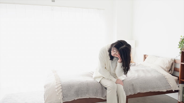 体調不良の女性/自律神経失調症とは?原因・症状・改善策を徹底解説