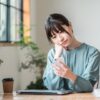 スマホを触る女性/長時間スマホが自律神経を乱す？目と体に優しい生活習慣