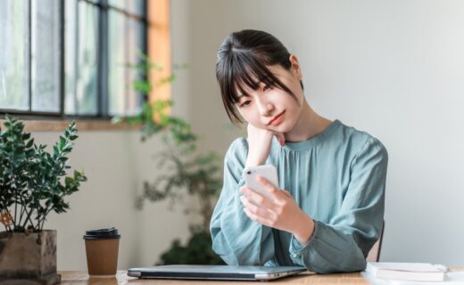 スマホを触る女性/長時間スマホが自律神経を乱す？目と体に優しい生活習慣