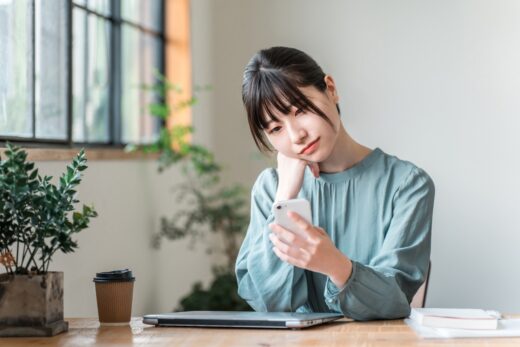 スマホを触る女性/長時間スマホが自律神経を乱す？目と体に優しい生活習慣