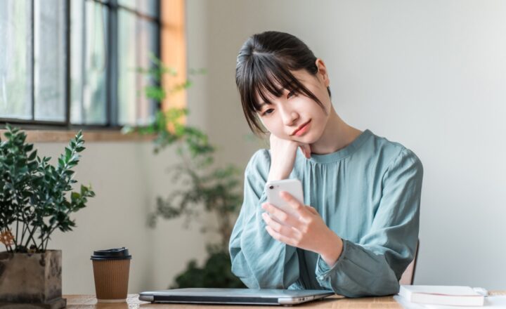 スマホを触る女性/長時間スマホが自律神経を乱す？目と体に優しい生活習慣