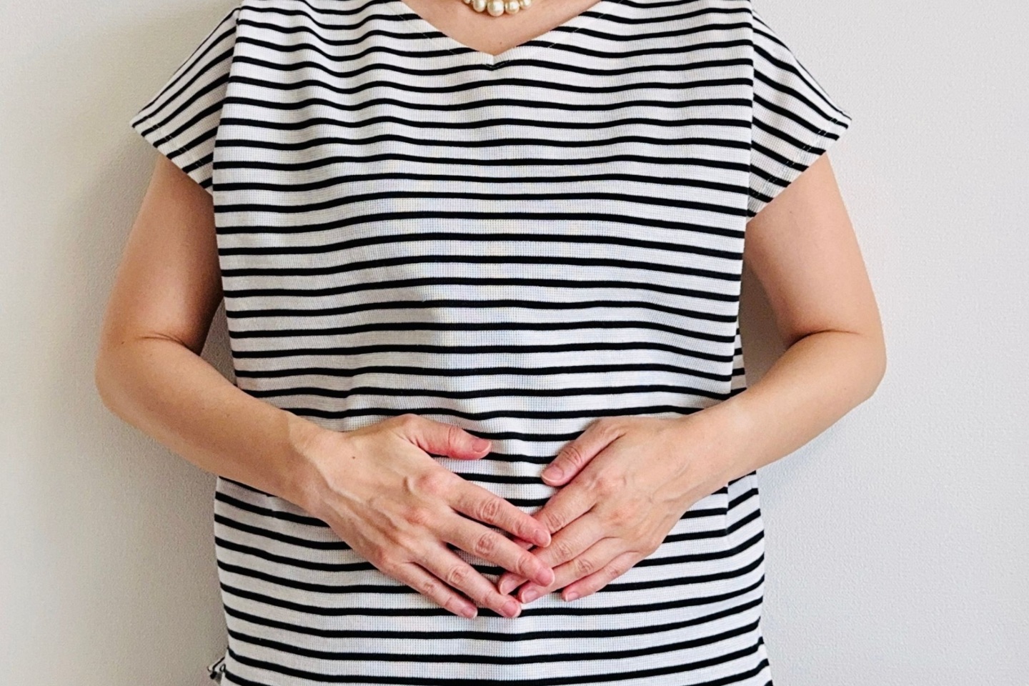 お腹を押さえる人l 潰瘍性大腸炎(UC)の寛解は可能？症状が楽になる方法5選