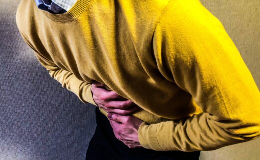 腹痛男性│あなたの不調、もしかして過敏性腸症候群(IBS)かも？セルフチェックリスト