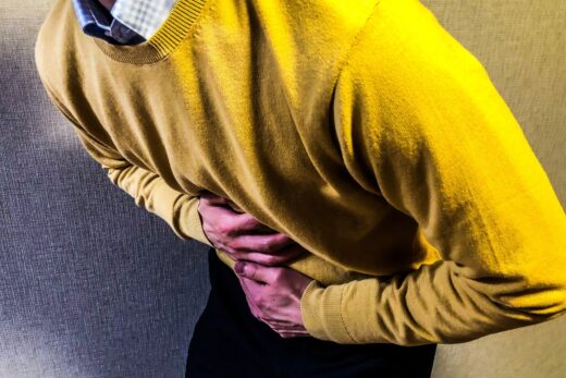 腹痛男性│あなたの不調、もしかして過敏性腸症候群(IBS)かも？セルフチェックリスト