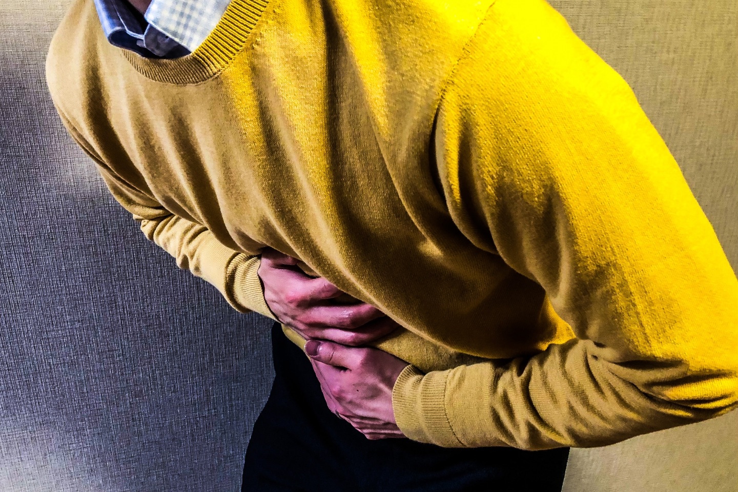 腹痛男性│あなたの不調、もしかして過敏性腸症候群(IBS)かも？セルフチェックリスト
