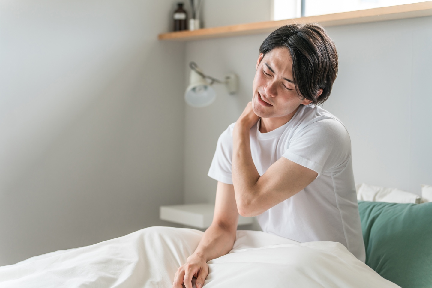 不調な男性｜炎症性腸疾患（IBD）の薬物療法の副作用…鍼灸で緩和できます